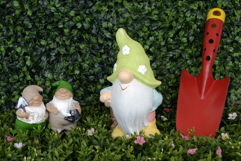 jardinerie-MONTMEYAN-min_garden-gnome-1404358